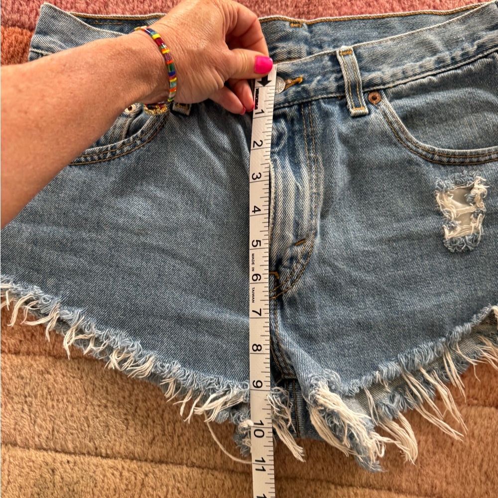 Levi’s Denim Frayed Hem Women's Shorts - Picture 6 of 7